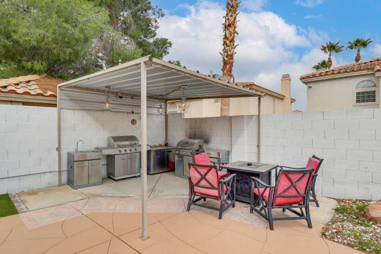 Outdoor Kitchen, Fire Pit, More! Las Vegas Getaway — photo 2