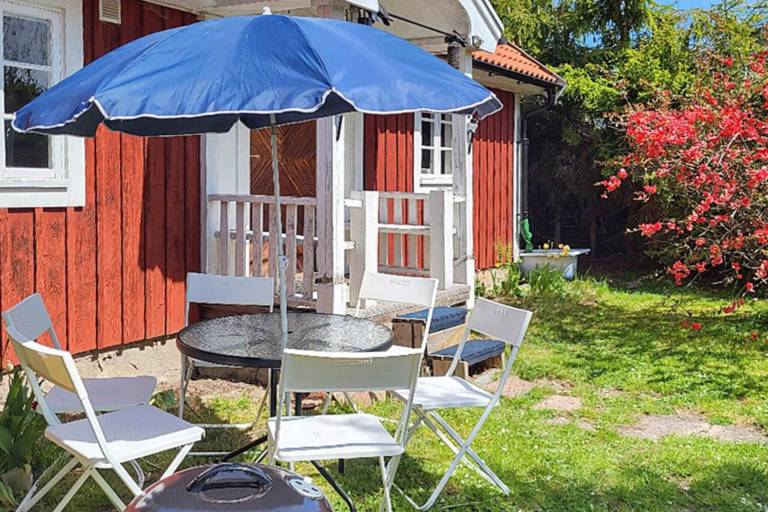 House with patio | Pets allowed — photo 2