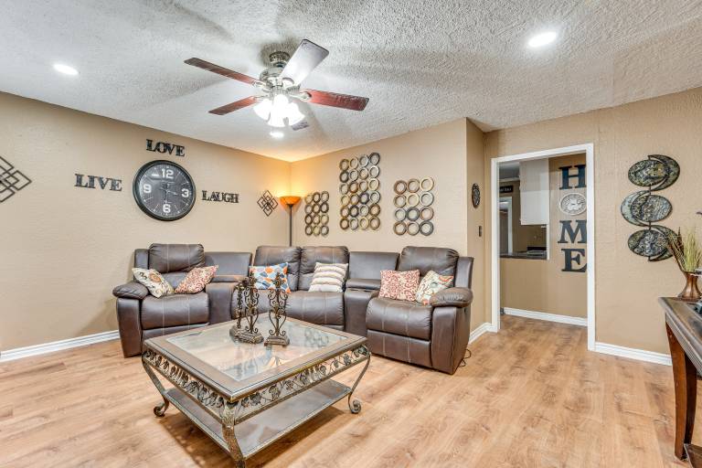 Fire Pit & Grill: Victoria Home Near Downtown — photo 2