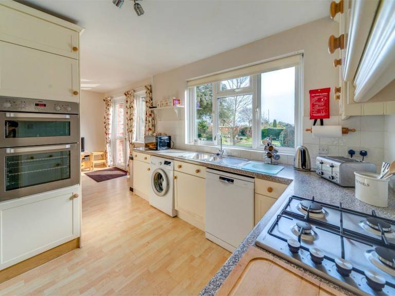 Fully equipped cottage with patio & yard | Water view | Close to the beach | Pets are welcome — photo 5
