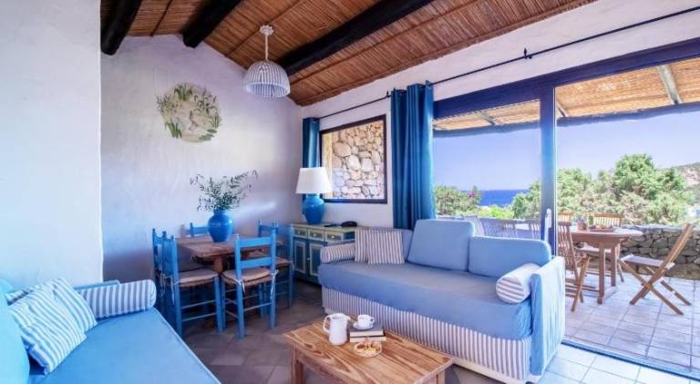 Serviced apartment with patio & yard | Beach nearby | Pet-friendly in Baja Sardinia