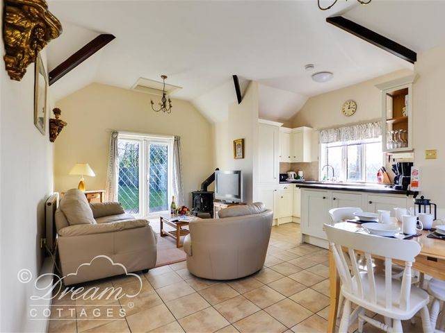 Family-oriented cottage with yard | Pet-friendly — photo 2