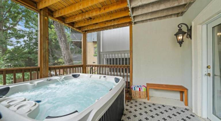 Chalet with pool & jacuzzi — photo 3