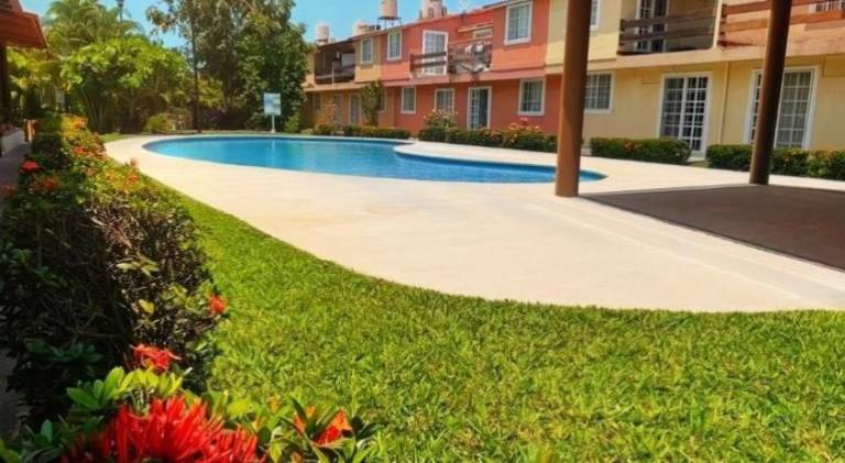 Vacation home with pool — photo 4