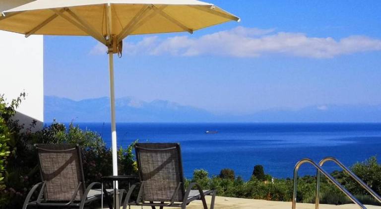 Rental apartment with barbecue, garden & patio in Pylos-Nestoras
