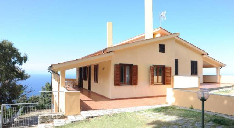 Pleasant serviced apartment with patio & yard | Pets allowed in Marciana