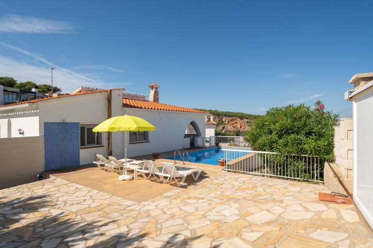 Villa with private pool, BBQ & terrace — photo 2