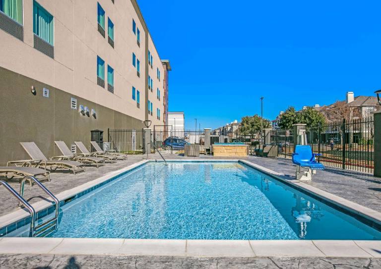 La Quinta Inn & Suites by Wyndham DFW West-Glade-Parks — photo 3