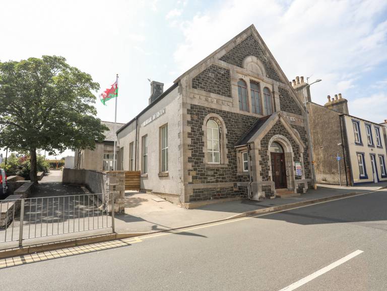 Family-oriented cottage | Beach view | Pets allowed in Holyhead