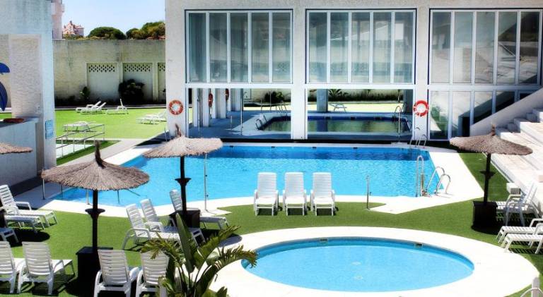 Serviced apartment with pool, patio & garden — photo 4