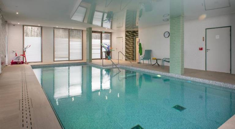 Serviced apartment with sauna, yard & patio in Calais