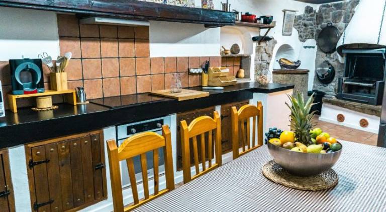 Vacation home with barbecue, garden & private pool — photo 4