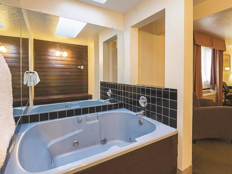 La Quinta Inn & Suites by Wyndham Woodburn — photo 5