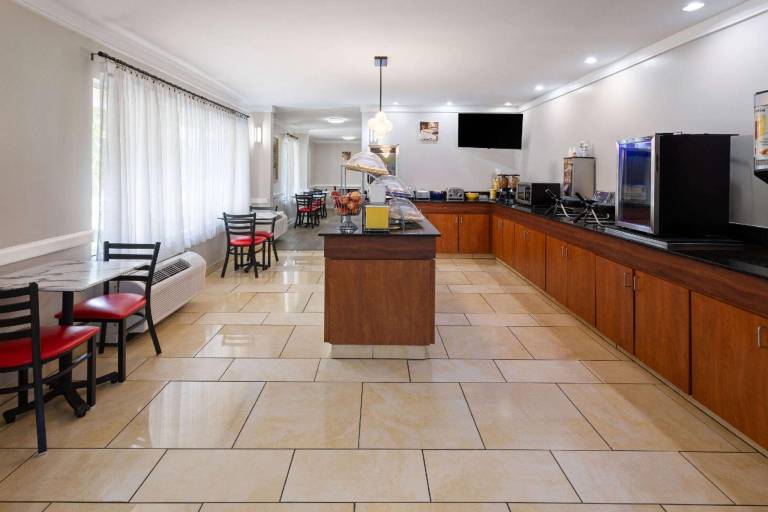Days Inn by Wyndham Florence Near Civic Center — photo 4