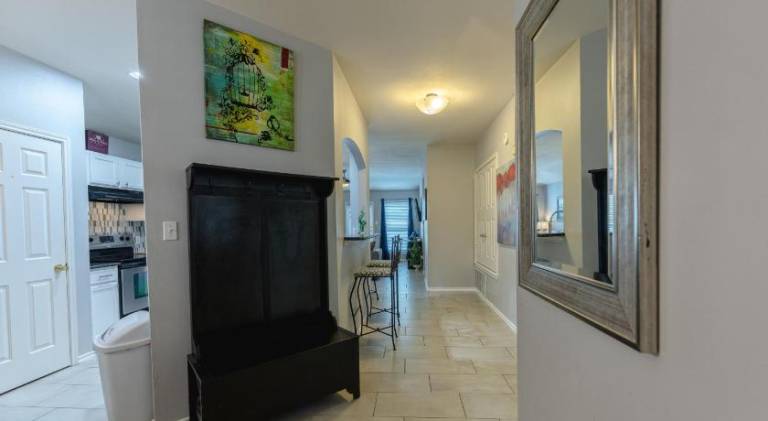 Modern Updates - Great Location - King Bed- BMT — photo 3