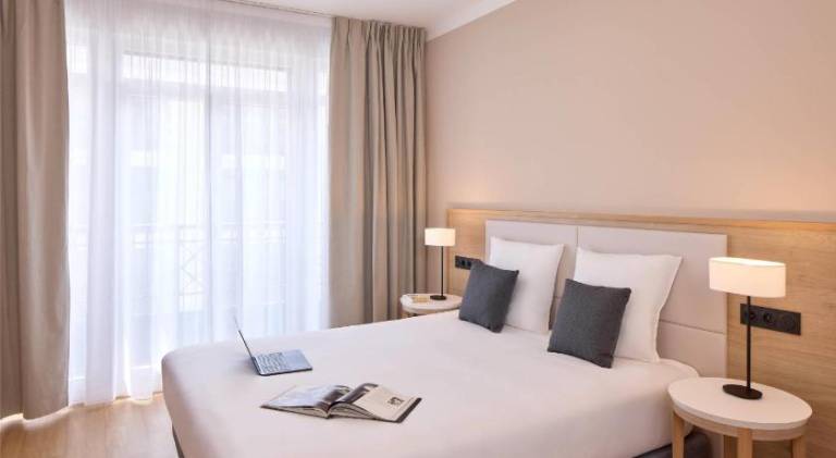 Serviced apartment with patio & pool in Torcy