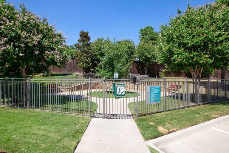 Rental apartment with yard, pool & barbecue in Addison, TX