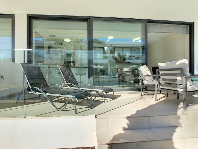 Apartment with pool, yard & terrace — photo 5