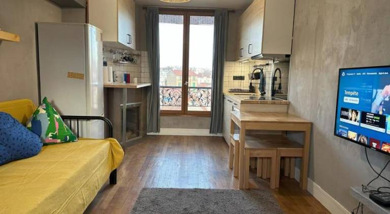 Holiday apartment with patio in Creteil