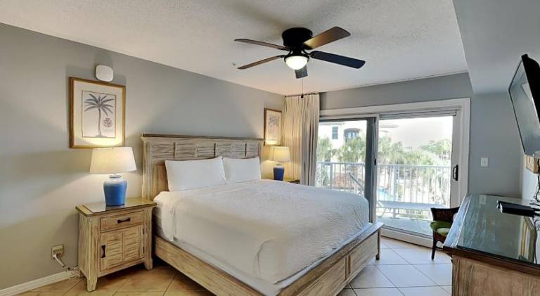 Holiday apartment with jacuzzi & pool | Pets are welcome in Miramar Beach, FL