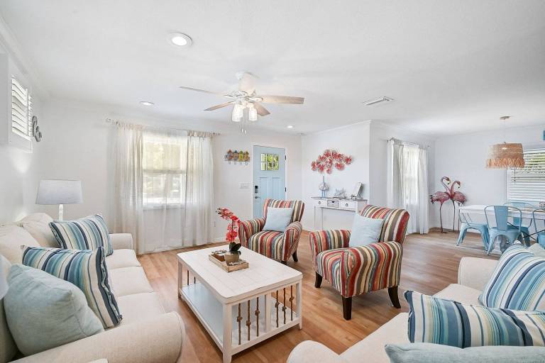Fully equipped spacious house with barbeque & private pool | City view | Pet-friendly in Bradenton, FL
