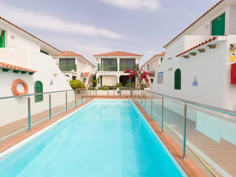 Vacation Apartment 'Elegante Apartamento 5 Min De Playa' with Shared Pool in San Bartolomé de Tirajana