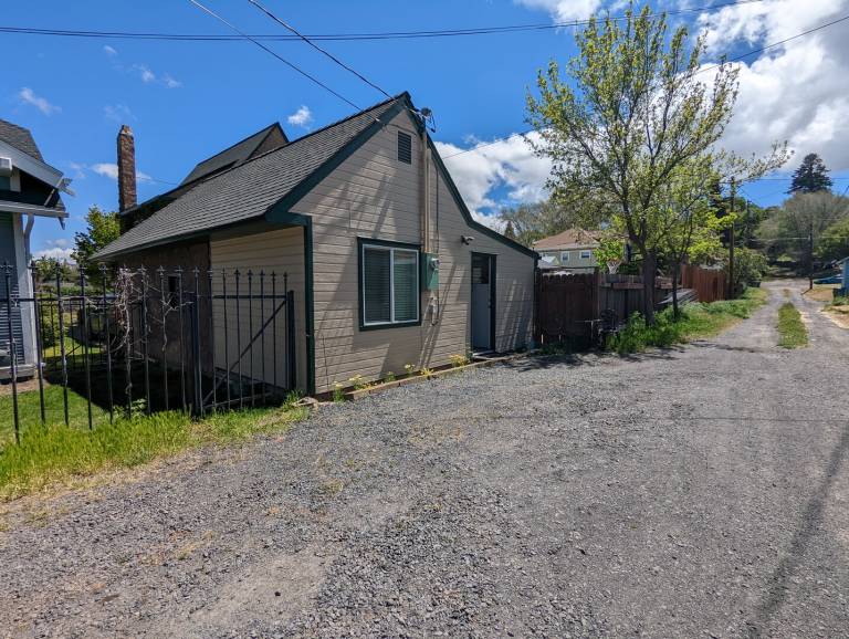 Charming house | Dogs allowed in Klamath Falls, OR