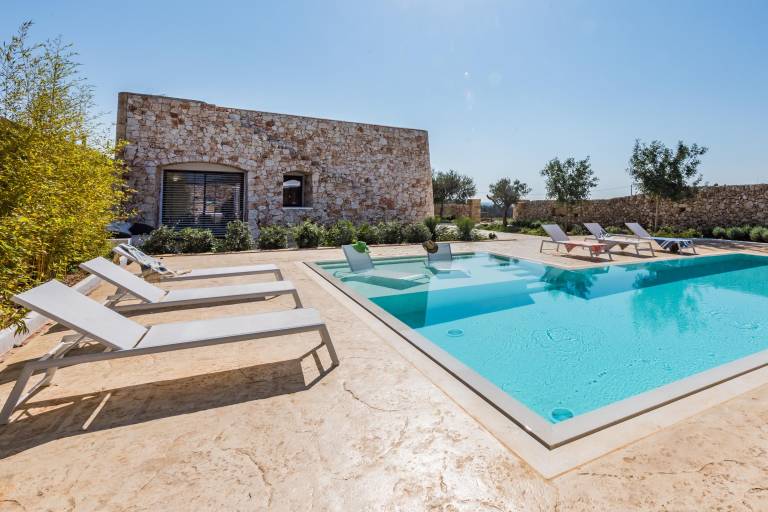 Family-oriented villa with barbecue, private pool & patio | Garden view | Pets allowed — photo 2