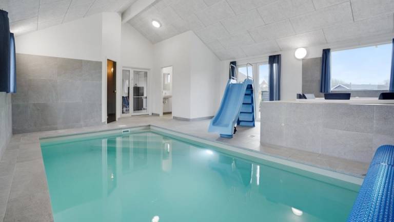 House with sauna, private pool & patio — photo 3