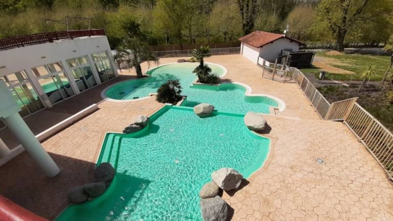 Chalet with terrace, garden & heated pool | Pets allowed — photo 2