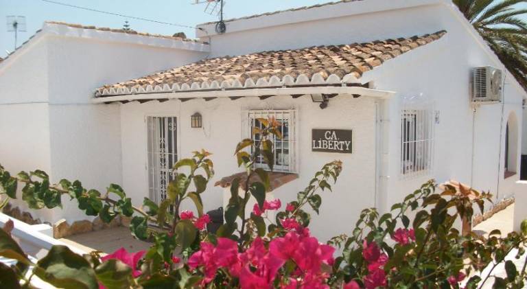Vacation home with garden, patio & grill in Mora