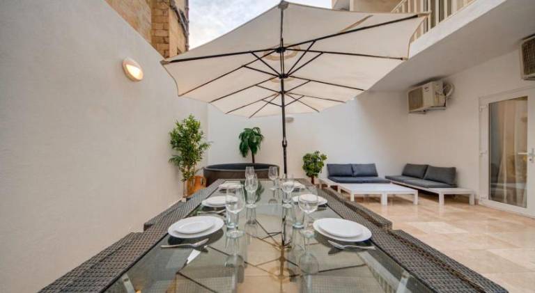 New 3BDR Luxury Seaside Home with Heated Jacuzzi - Best Location in Sliema in St. Julian's