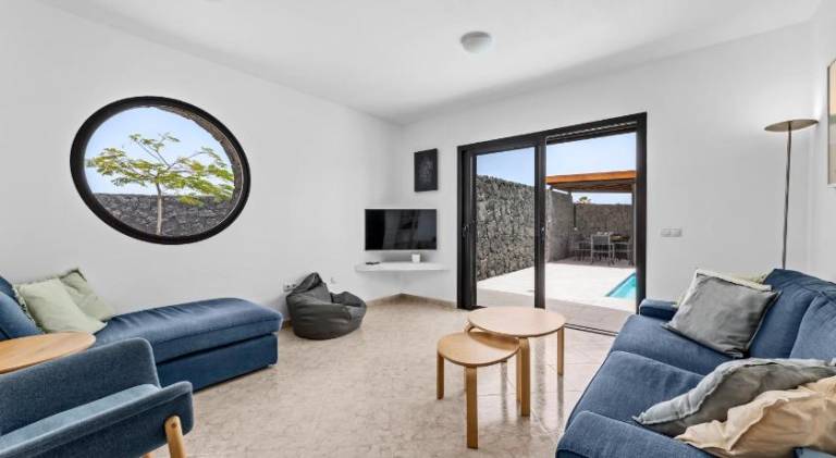 Villa with BBQ, terrace & yard — photo 2