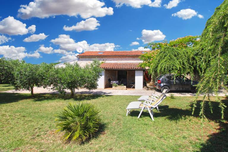 Children-friendly vacation home with patio & barbeque | Dogs allowed in Medulin