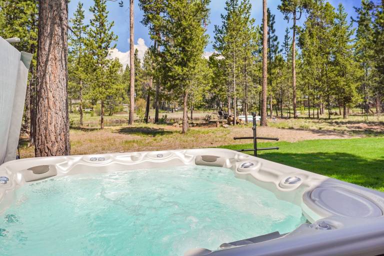 110 Crane - Spectacular River Front Access, Hot Tub, Ping Pong, South of Sunriver Resort — photo 2