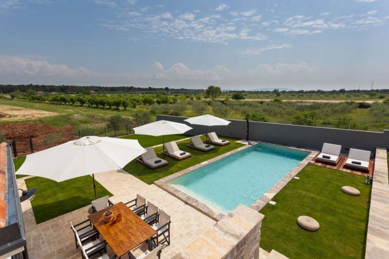 Villa with terrace, yard & private pool — photo 2