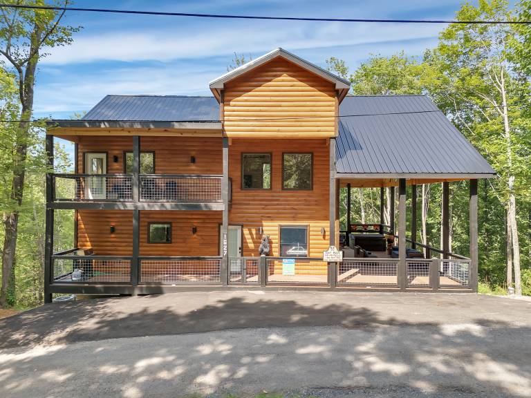 New Built Cabin Huge Game Room Porch Hot tub in Sevierville, TN