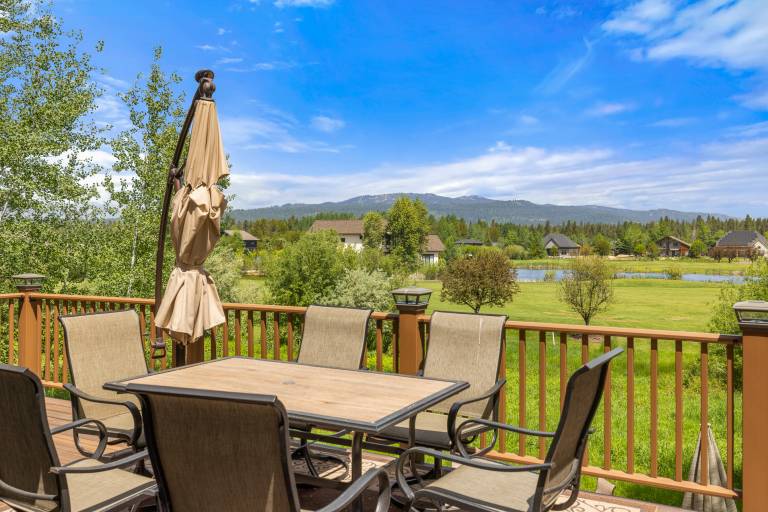 Cedar Chalet -on golf course, clubhouse access with gym, seasonal pool & hot tub — photo 4
