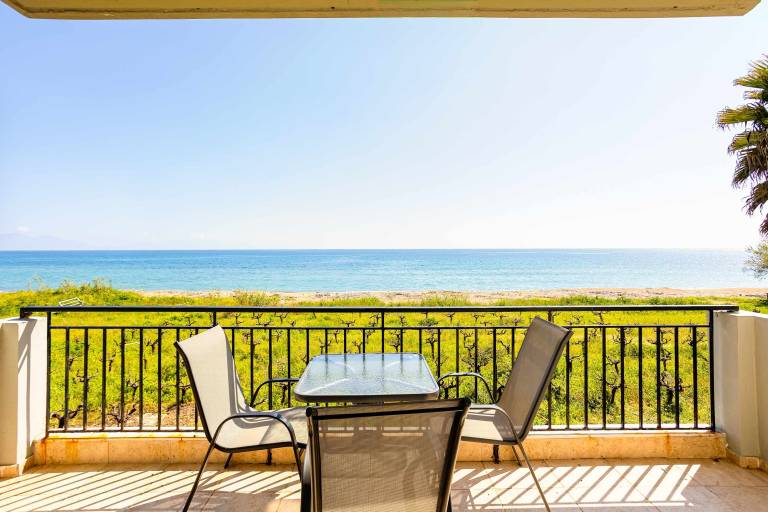 Children-friendly rental apartment with garden & fast internet | Sea view | Next to the beach | Pet-friendly in Pylos-Nestoras