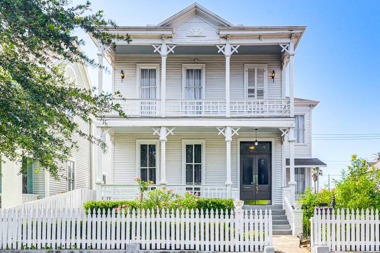 Walk to Strand District: Historic Galveston Home — photo 2