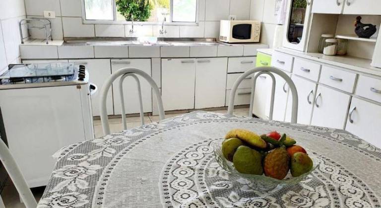 Ample vacation home with pool, BBQ & yard | Pets allowed — photo 4
