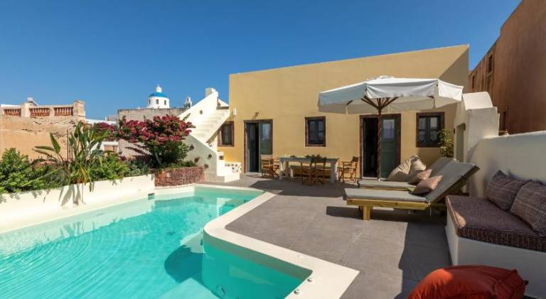 Villa with pool & jacuzzi in Santorini