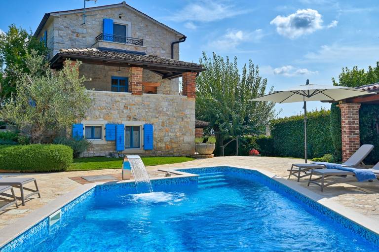Villa with terrace, barbecue & yard in Porec
