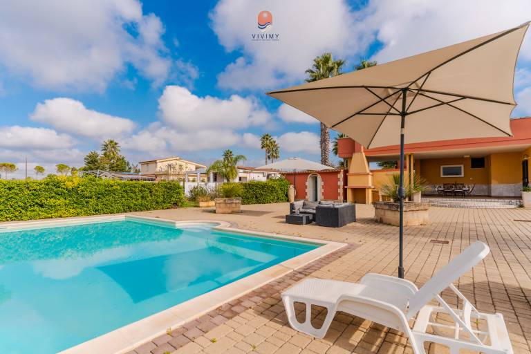 Vacation home with grill, private pool & yard | Beach view — photo 4