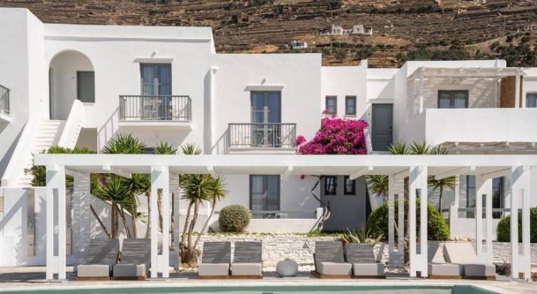 Mr and Mrs White Tinos — photo 5