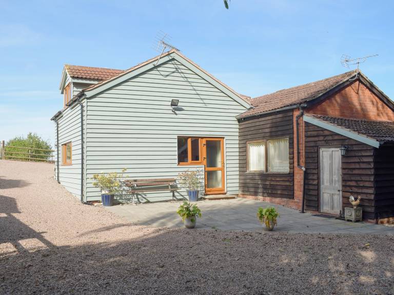 Family-oriented cottage with garden & barbecue | River view | Dogs allowed in Hereford