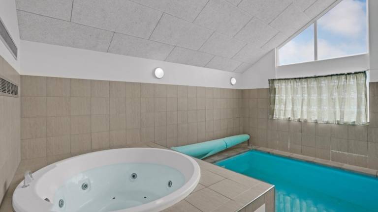 Vacation home with private pool, sauna & hot tub — photo 3