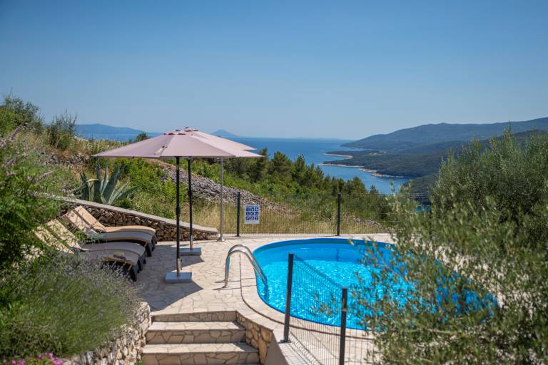 Vacation home with grill, terrace & pool | Sea view — photo 2