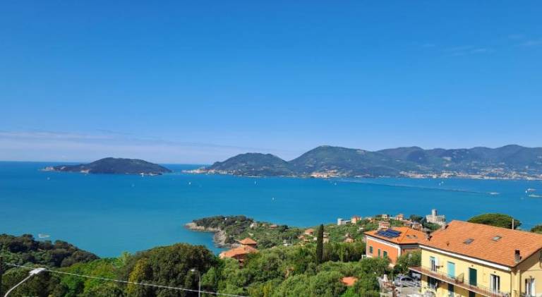 Apartment with garden in Ameglia