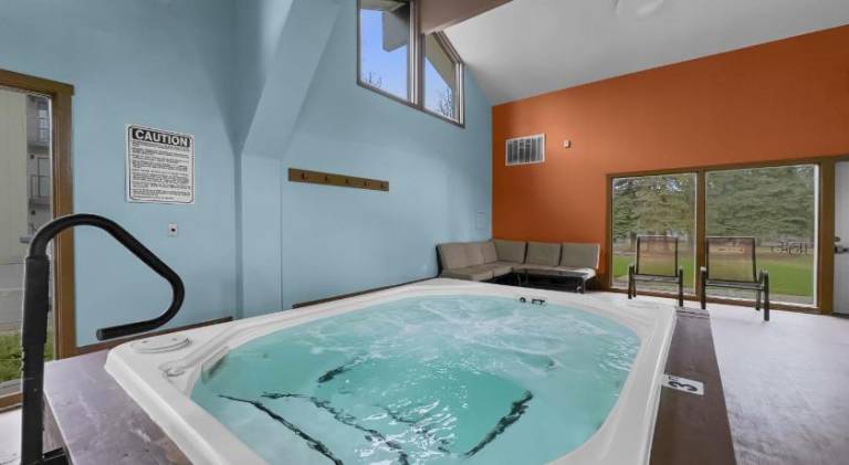 Rental apartment with hot tub & pool | Perfect for remote work — photo 4